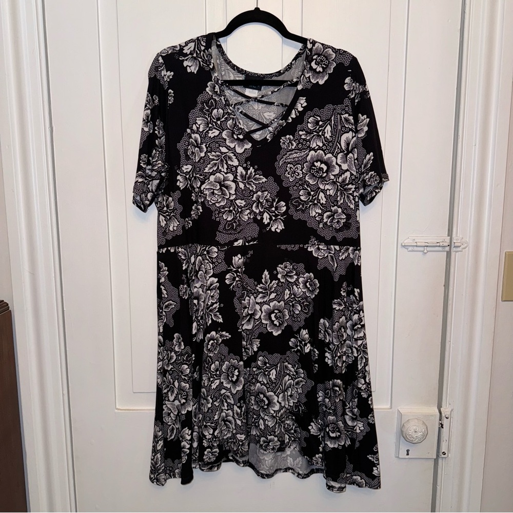 ✨rue 21+ black & white floral strappy dress✨